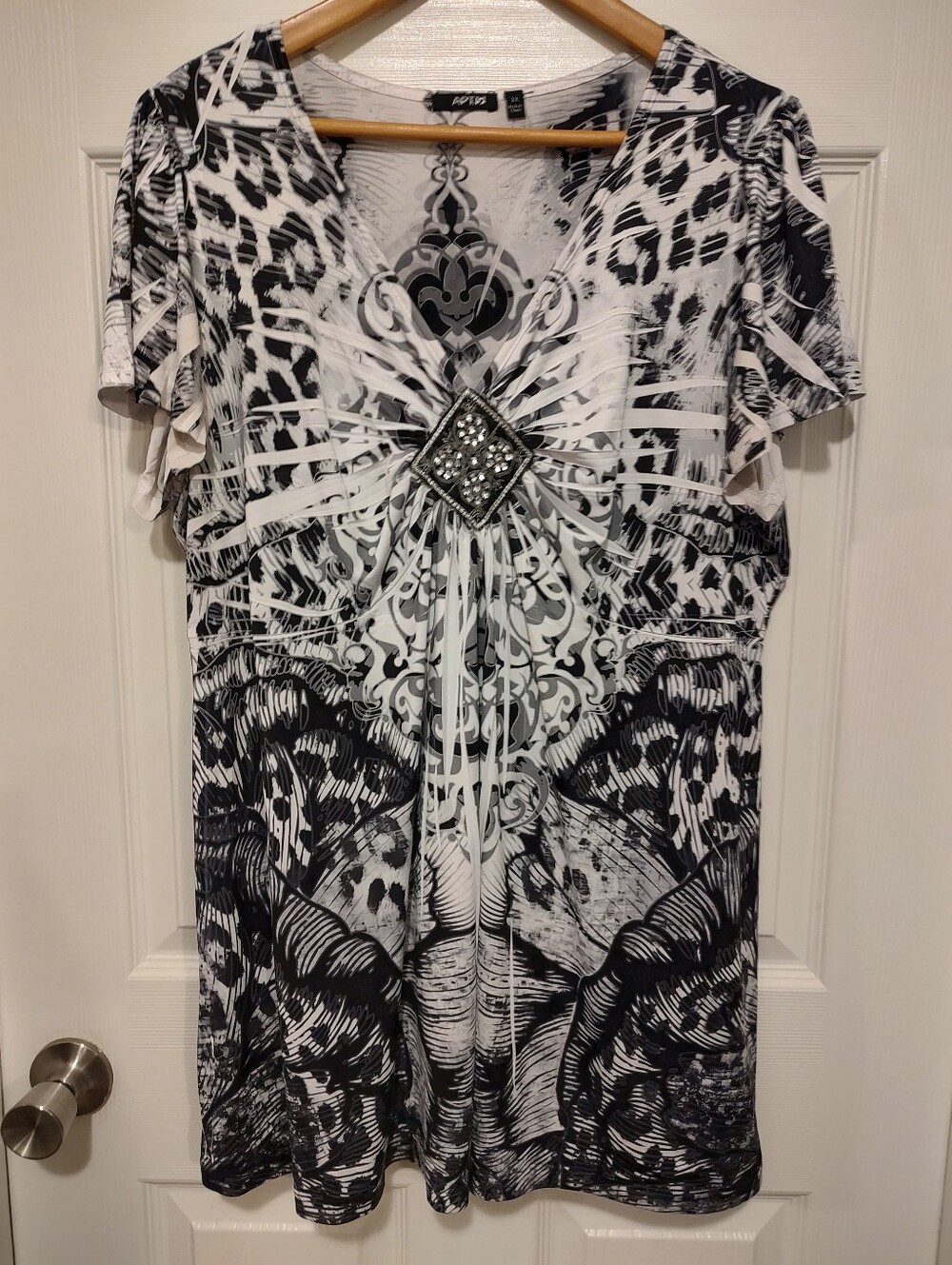Apt. 9 Black and White Embellished V-Neck Tunic Top